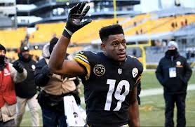 Steelers fan favorite JuJu Smith-Schuster surprised everyone and hung out with fans, cheerleaders, and the players before the game and during halftime.