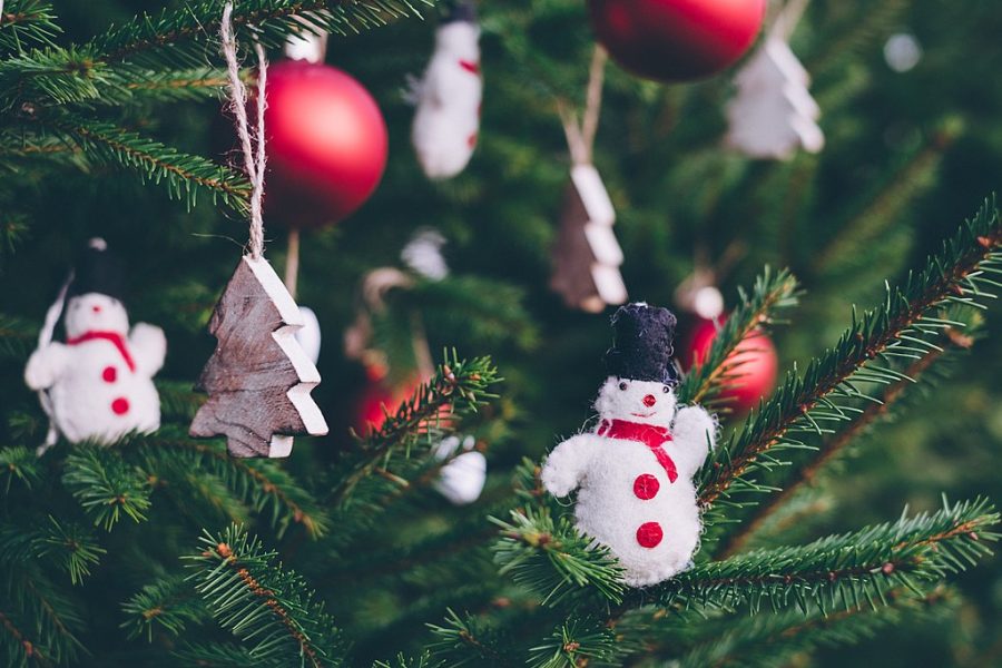 1024px-Christmas_tree_decorations_6