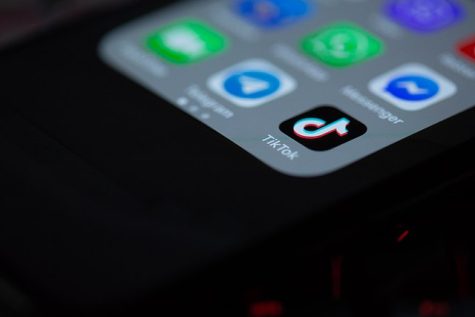 Now that federal employees are no longer permitted to have TikTok on government electronic devices, American citizens are beginning to question whether or not they should continue to use the app. 