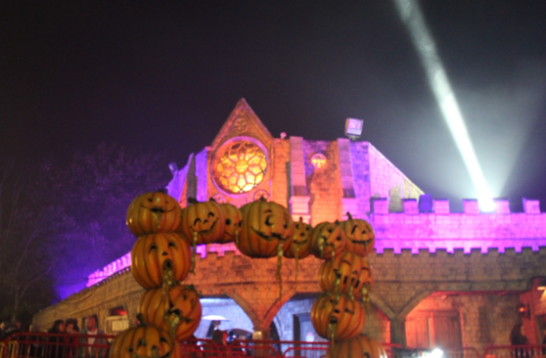 Hundred Acres Manor Haunted House provides a 45-minute-long scare experience. 