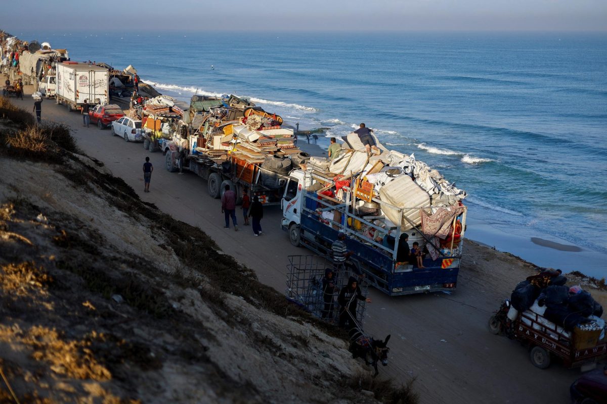 Displaced Palestinians, fleeing northern Gaza due to an Israeli military operation, move with their belongings to the south after Israeli forces ordered residents of Gaza City to evacuate, in the central Gaza Strip September 18, 2025. REUTERS/Mahmoud Issa