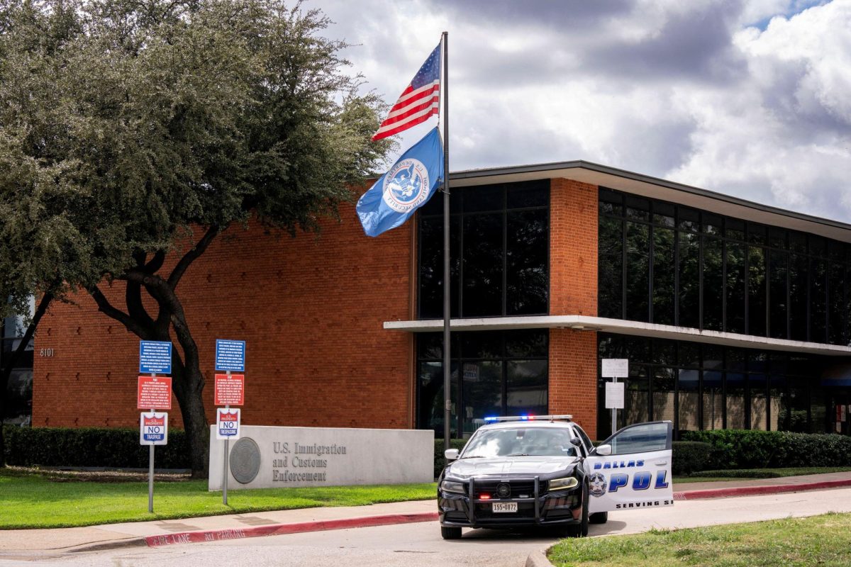 Law enforcement personnel respond at the scene of a shooting at an Immigration and Customs Enforcement (ICE) field office in Dallas, Texas, U.S., September 24, 2025.   REUTERS/Jeffrey McWhorter