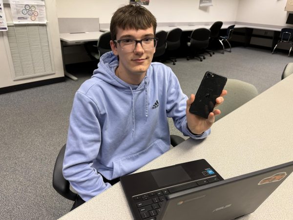 Multimedia Editor Brandon Esek's phone stopped working one day last week and he had to go to school without it. The experience led him to leave his phone at home over the next few days.