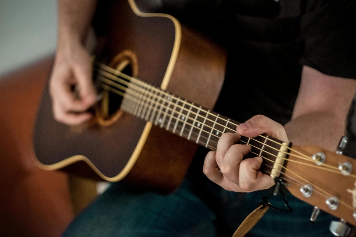 While most trending music has an artificially produced, “written for TikTok” feel to it, indie folk values lyricism and genuine passion in songwriting. Image via Pexels. 