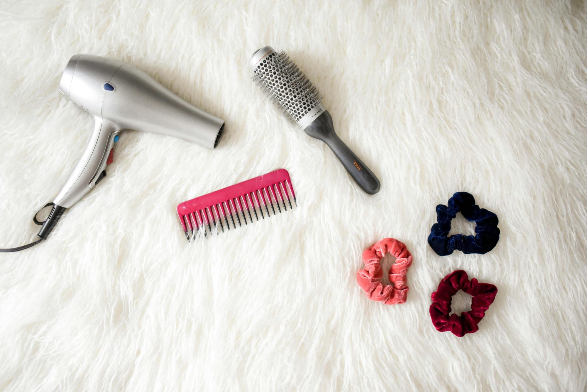 With textured hair, when it comes to styling, there are many options. Image via pexels.com.